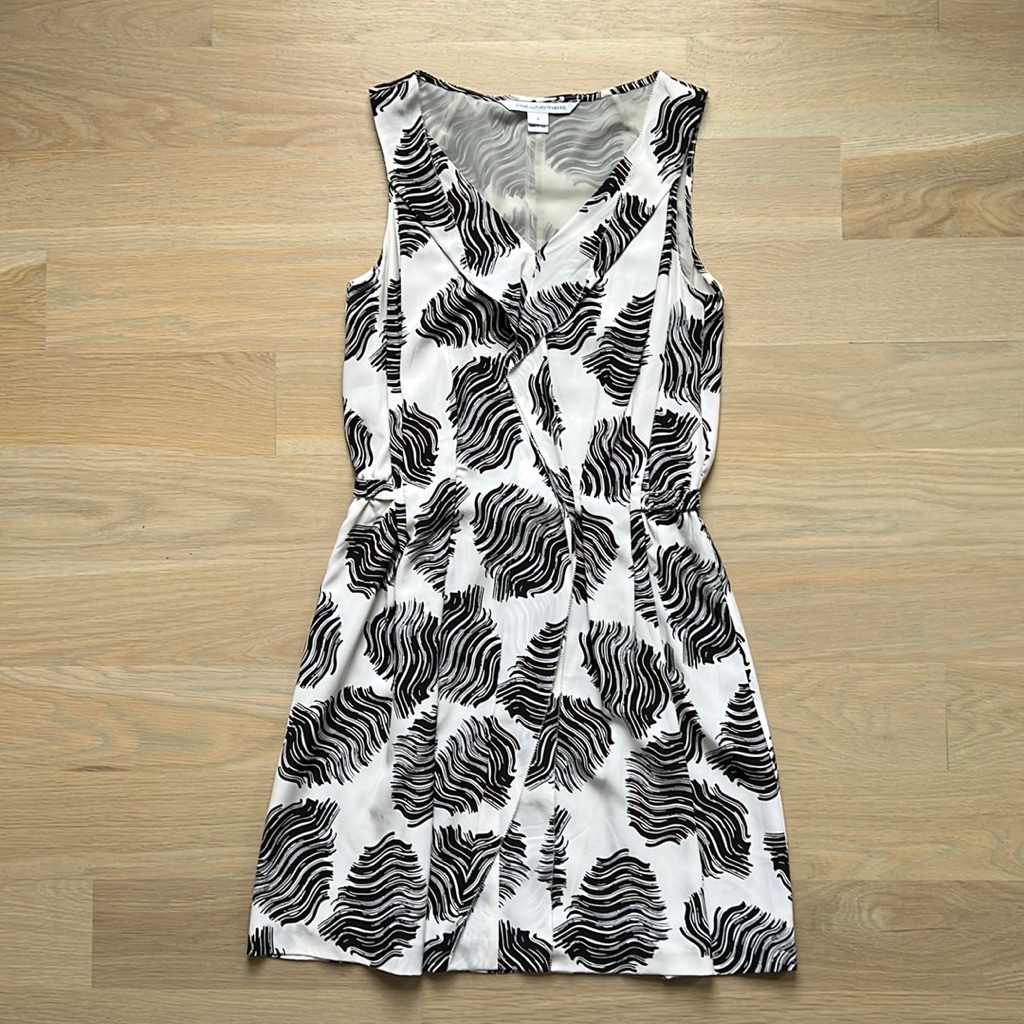 Beautiful Dvf Sleeveless Black And White Dress - Size 2